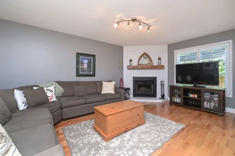 10 Livingston Dr, Caledon, ON L7C 1A7