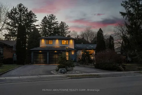 561 Rebecca St, Oakville, ON L6K 1L2