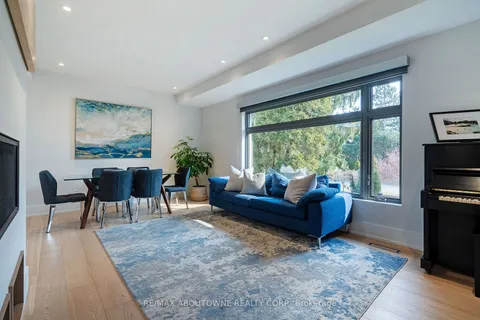 561 Rebecca St, Oakville, ON L6K 1L2