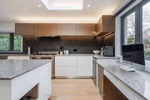 561 Rebecca St, Oakville, ON L6K 1L2