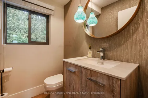 561 Rebecca St, Oakville, ON L6K 1L2