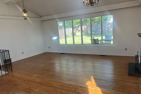 2557 Mindemoya Rd, Mississauga, ON L5C 2R1