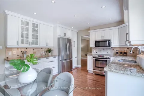 234 Spring Garden Rd, Oakville, ON L6L 5H4