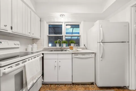 1807 Christopher Rd, Mississauga, ON L5J 2K7