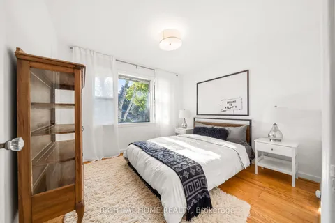 1807 Christopher Rd, Mississauga, ON L5J 2K7