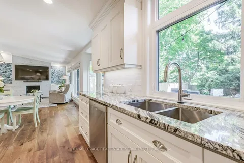 284 Lawson St, Oakville, ON L6J 1Z4