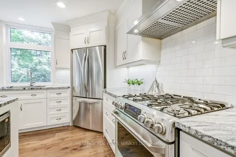 284 Lawson St, Oakville, ON L6J 1Z4
