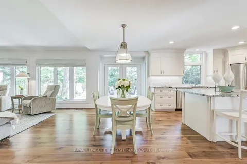 284 Lawson St, Oakville, ON L6J 1Z4