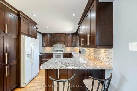 195 Elmwood Rd, Oakville, ON L6K 2A9