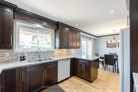 195 Elmwood Rd, Oakville, ON L6K 2A9