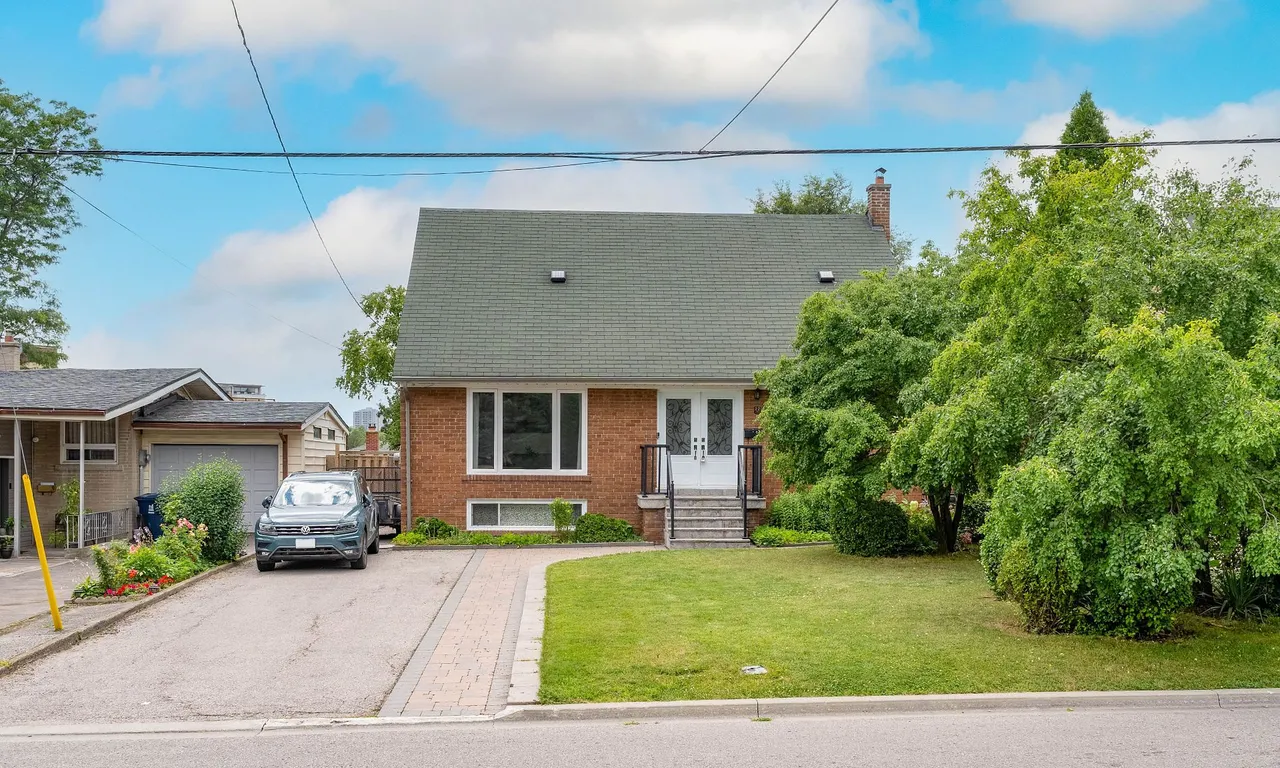 22 De Marco Blvd, Toronto, ON M6L 2W1