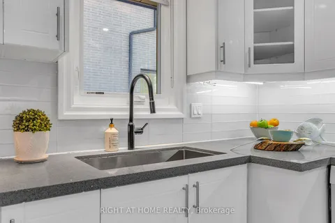 30 Nash Dr, Toronto, ON M3M 2L3