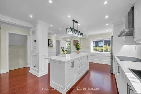 1694 Wembury Rd, Mississauga, ON L5J 4G3