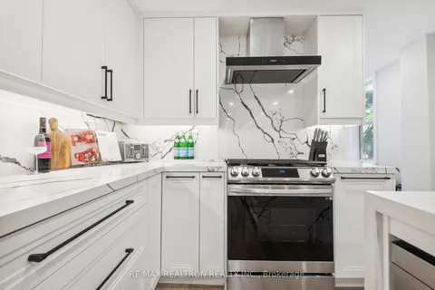 101 Ashburnham Rd, Toronto, ON M6H 2K6