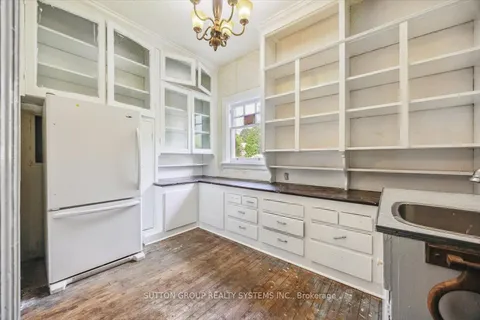 15 Laws St, Toronto, ON M6P 2Y8