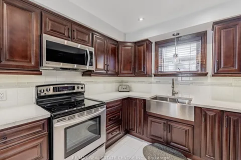 40 Grattan St, Toronto, ON M9N 3J5