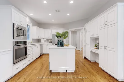 242 Belvenia Rd, Burlington, ON L7L 2G4