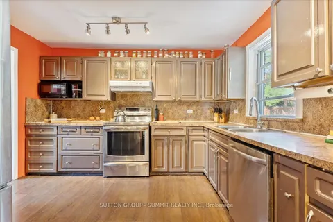 2076 Churchill Ave, Burlington, ON L7R 3T7