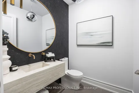 34 Meadowbank Rd, Toronto, ON M9B 5C5