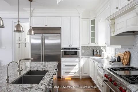 34 Meadowbank Rd, Toronto, ON M9B 5C5