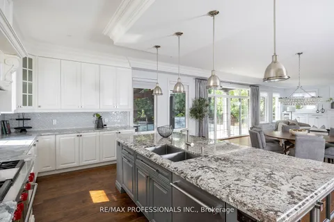 34 Meadowbank Rd, Toronto, ON M9B 5C5