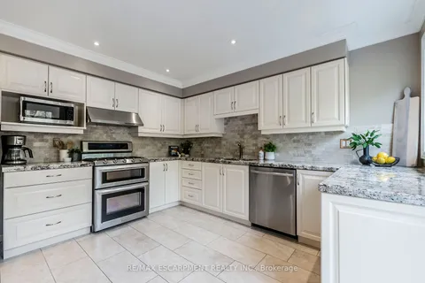 5116 Oakley Dr, Burlington, ON L7L 6N1