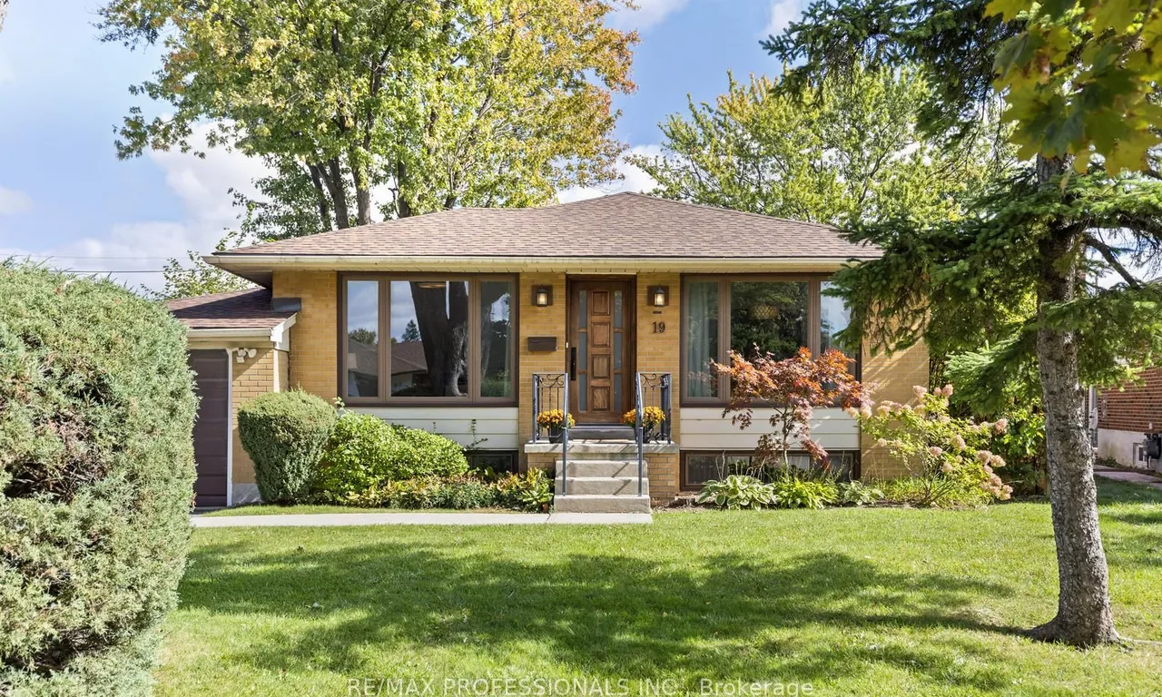 19 Tapley Dr, Toronto, ON M9R 3P2