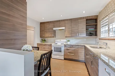 19 Tapley Dr, Toronto, ON M9R 3P2