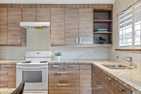 19 Tapley Dr, Toronto, ON M9R 3P2