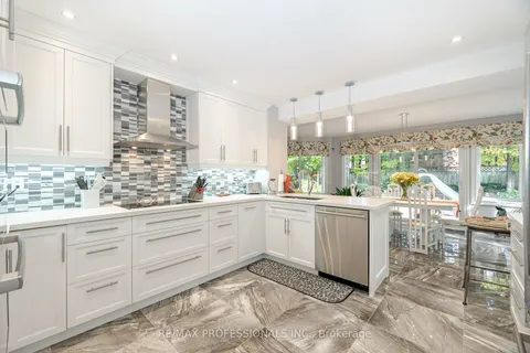 10 Grand Oaks Crt, Brampton, ON L6Z 3K7