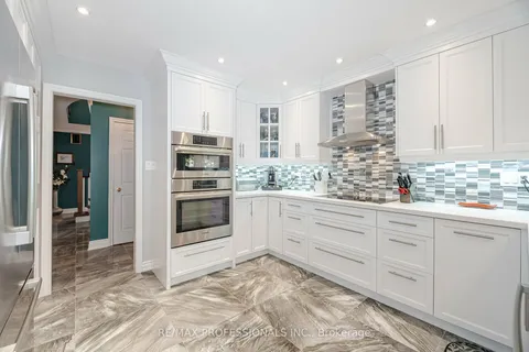10 Grand Oaks Crt, Brampton, ON L6Z 3K7