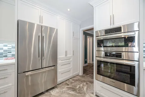 10 Grand Oaks Crt, Brampton, ON L6Z 3K7