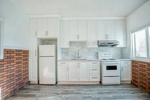 560 Perth Ave, Toronto, ON M6N 2W7