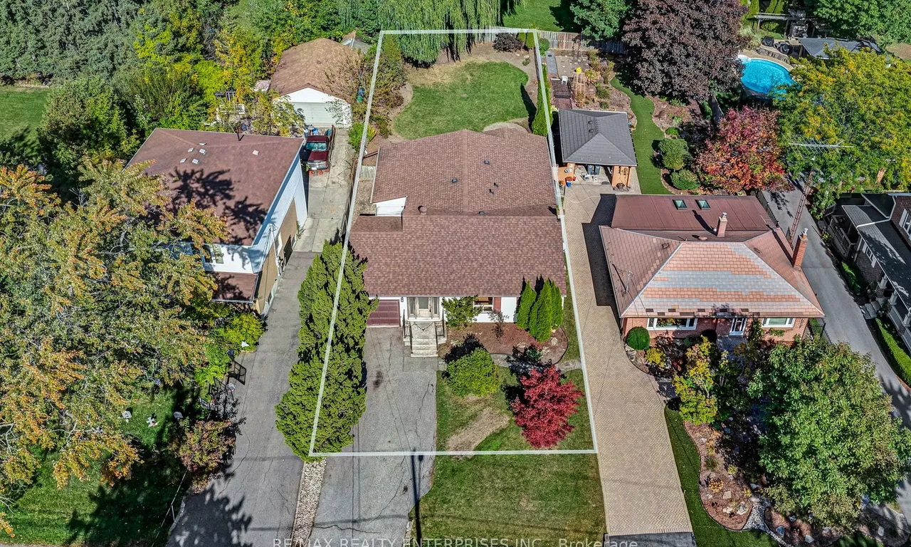 1265 Lakebreeze Dr, Mississauga, ON L5G 3W7