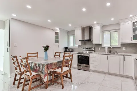 1316 Playford Rd, Mississauga, ON L5J 3V7