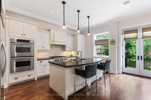 12 Reid Manr, Toronto, ON M8Y 2H7