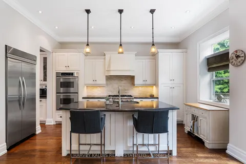 12 Reid Manr, Toronto, ON M8Y 2H7