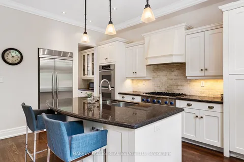 12 Reid Manr, Toronto, ON M8Y 2H7