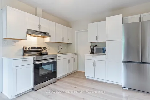 135 Deane Ave, Oakville, ON L6K 1N2