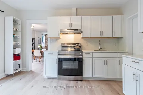 135 Deane Ave, Oakville, ON L6K 1N2