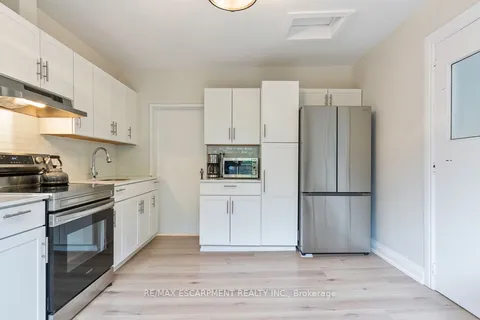 135 Deane Ave, Oakville, ON L6K 1N2