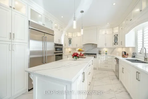 1 Battersea Cres, Toronto, ON M6L 1G7