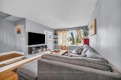 2439 Barclay Rd, Burlington, ON L7R 2B7