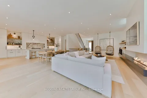 725 Byngmount Ave, Mississauga, ON L5G 1R6