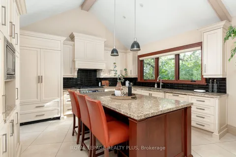 1100 Haydonbridge Crt, Mississauga, ON L5V 1J4