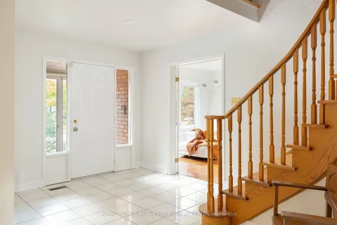 164 Warner Dr, Oakville, ON L6L 6E7