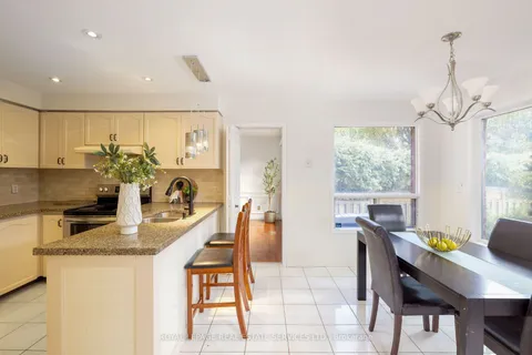 164 Warner Dr, Oakville, ON L6L 6E7