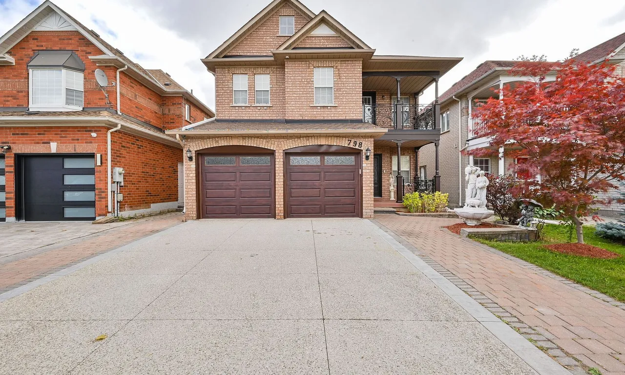798 Crawford Mill Ave, Mississauga, ON L5W 1B5