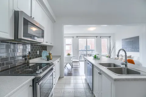 14 Faye St, Brampton, ON L6P 4M9