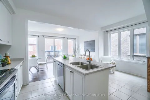 14 Faye St, Brampton, ON L6P 4M9